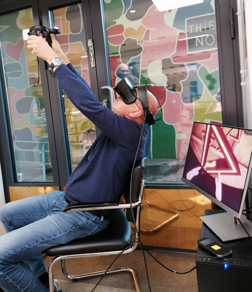 Asiakas kokeilemassa VR-elämystä Kaapelitehtaalla